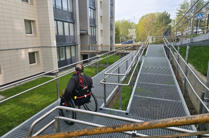  Gargžduose – išskirtinis sprendimas: prie daugiabučio įrengtas didžiulis pandusas