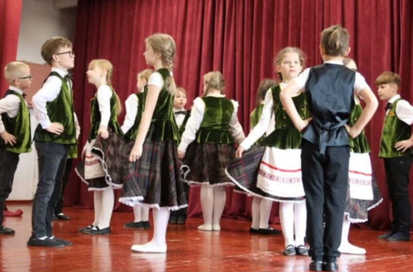  Tautinių šokių festivalis aidėjo ,,Vaivorykštėje“