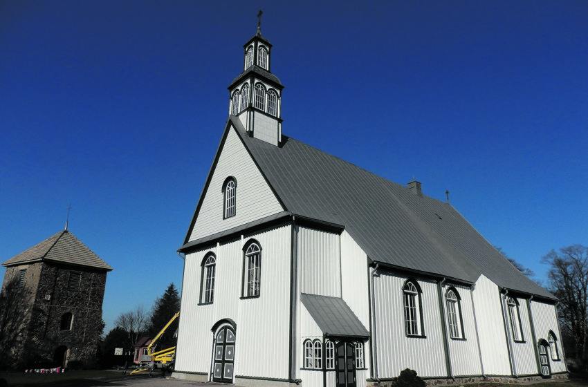  Vilties spalvomis nušvitusi Veiviržėnų bažnyčia