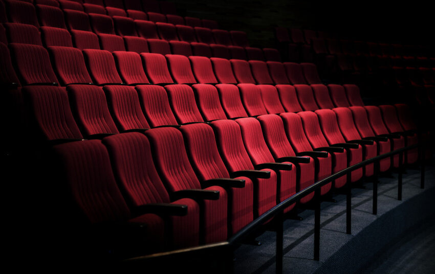  Vartojant maistą ir gėrimus kino seanso metu – vienos kėdės atstumas tarp žiūrovų