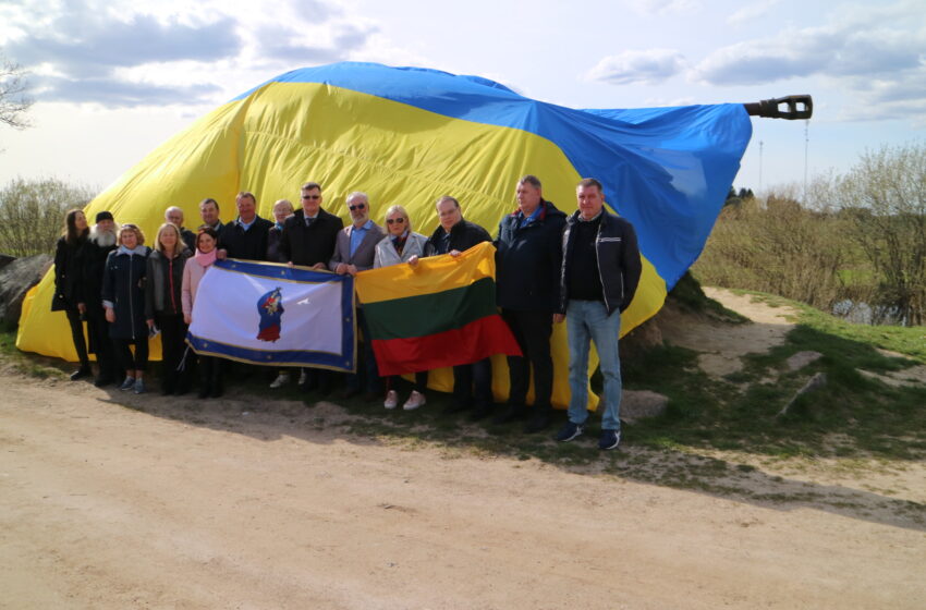  „Salantų tankas“ Orvidų sodyboje apjuostas Ukrainos vėliava