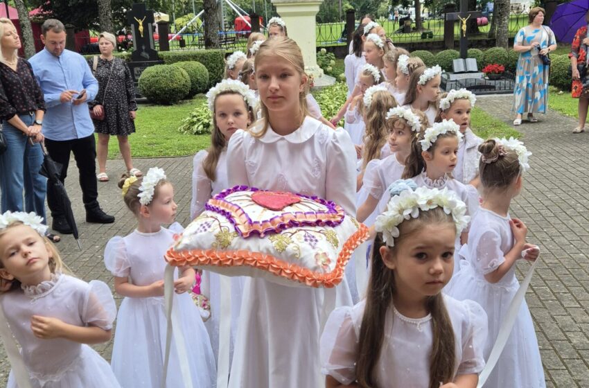  Vėžaitiškių 110-osios Oninės lietaus stichiją įveikė bendryste
