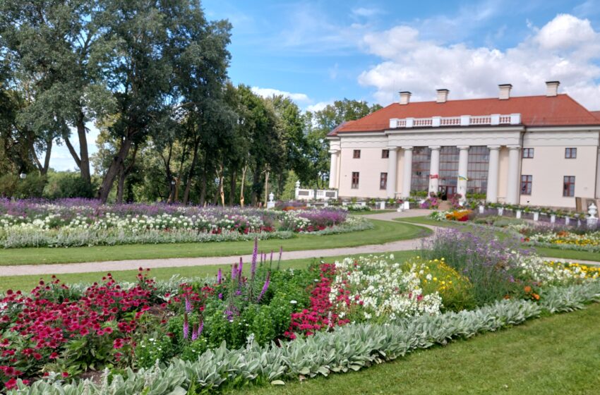  Į Pakruojo dvarą – ne tik dėl gėlių jūros