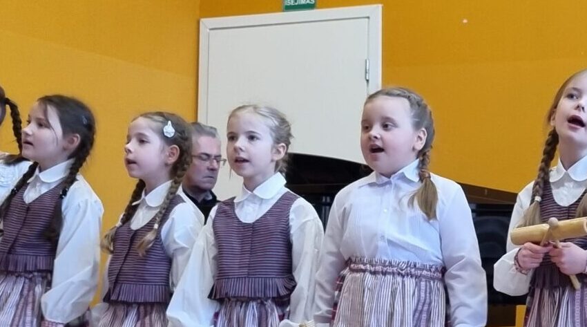  Liaudiška daina subūrė per 90 dainorėlių