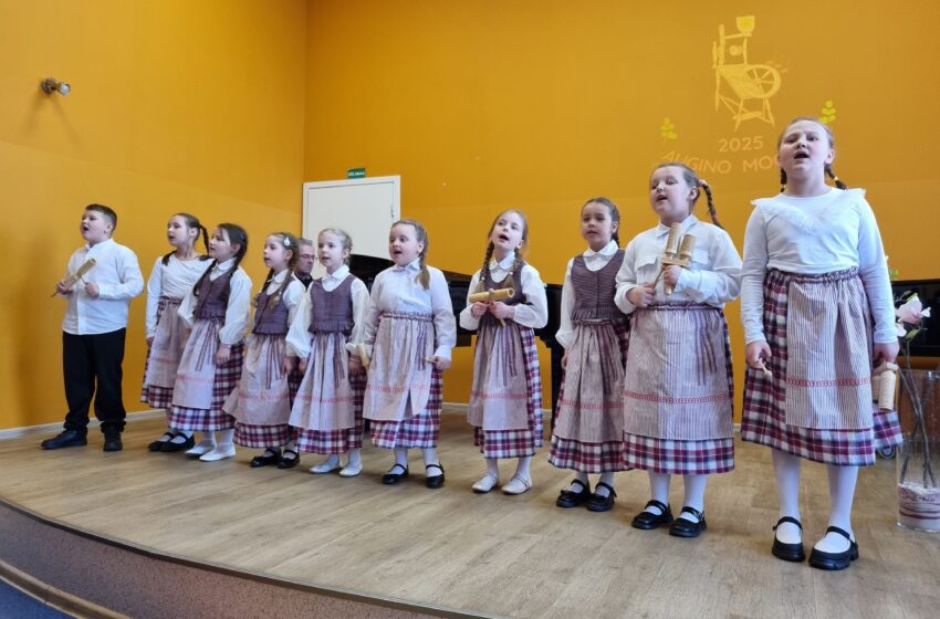  Liaudies dainos atgimė vaikų balsuose – Gargžduose nuaidėjo tradicinis festivalis „Augino močiutė“