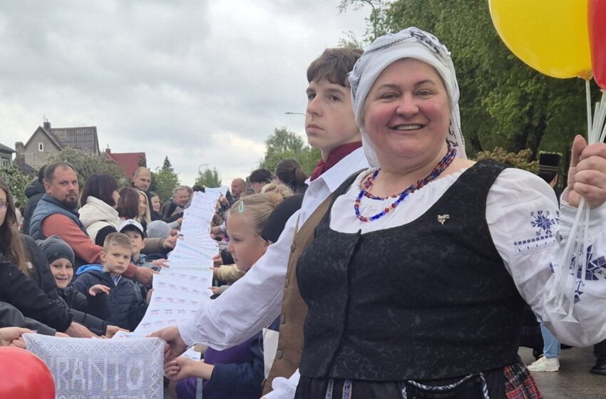  Rekordinį žemaitiškų raštų rankšluostį tiesė per 1000 gargždiškių