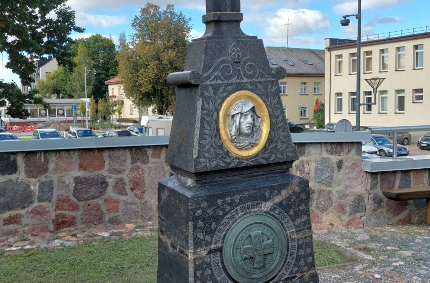  Popiežiaus vardas – Gargždų Šv. arkangelo Mykolo bažnyčios šventoriuje