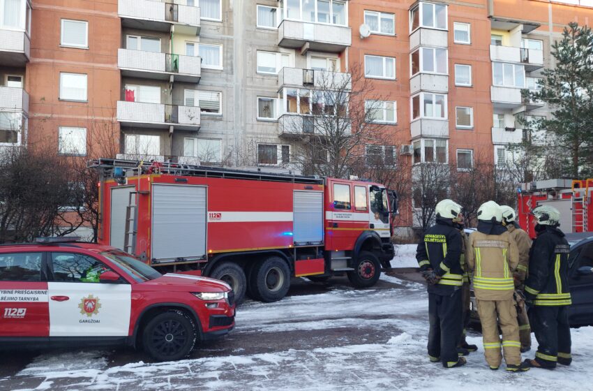  Liepsnoms užkirtus kelią gargždiškė iššoko pro langą
