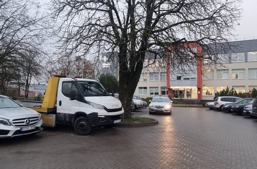  Stovintis sunkvežimis priminė užsitęsusią Sveikatos centro aikštelės problemą