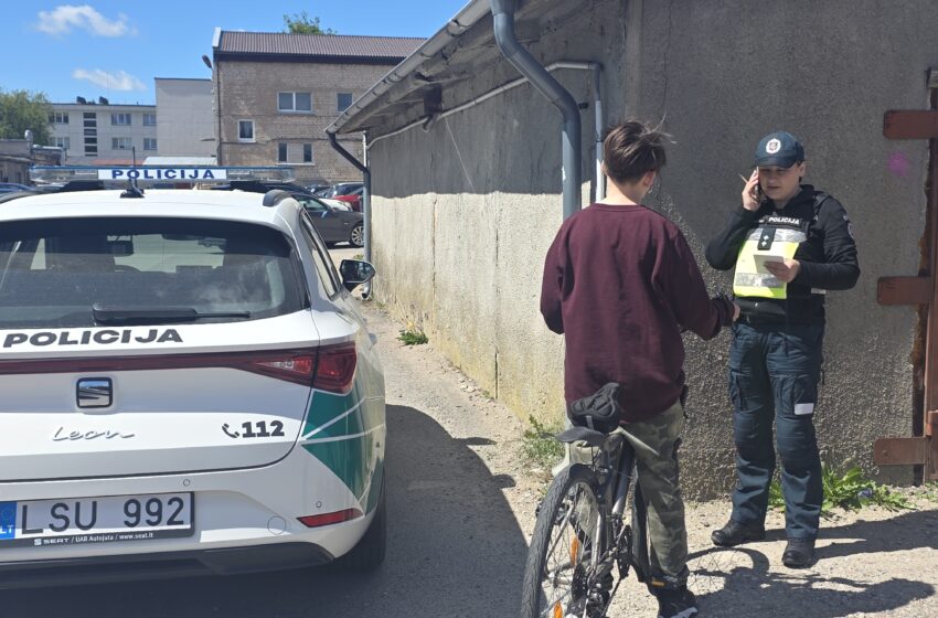  Be šalmų ir su keleiviais: pareigūnai stabdė jaunystės maksimalizmą ant ratų