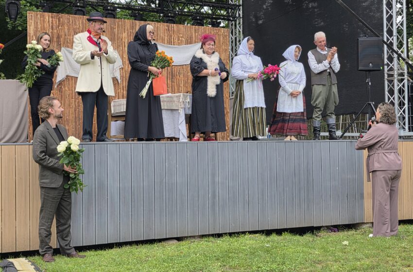  Atgimusios dvaro tradicijos: Vėžaičių Oninėse žiūrovus užbūrė Žemaitės „Apsiriko“ premjera