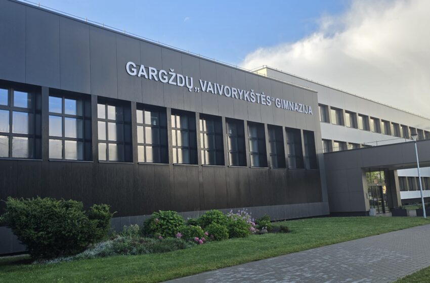  Dėl sūnaus sunerimusiam tėvui Gargždų „Vaivorykštės“ gimnazija pasiūlė auginti stiprius vaikus