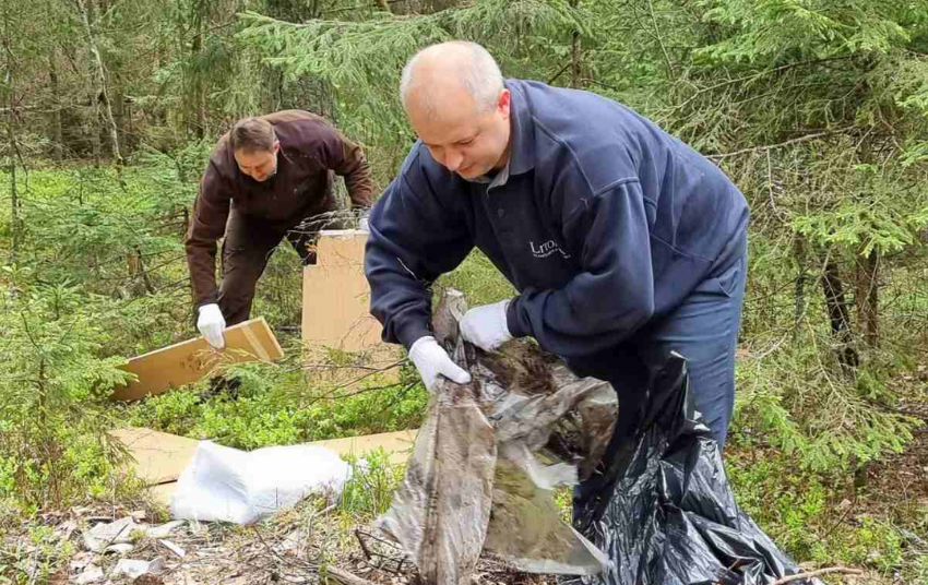  Neabejingi gamtai piliečiai neišsigando lietaus ir rinkosi į miškų švarinimo talką – visoje Lietuvoje vyko „Miško kuopa“