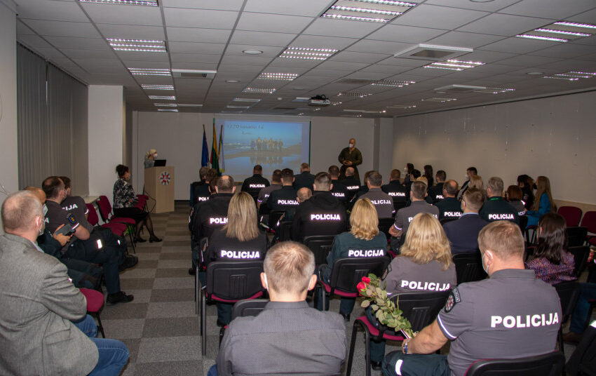  Pasitinkant Vasario 16-tąją tarnyboje pasižymėjusiems Klaipėdos apskr. VPK pareigūnams įteikti apdovanojimai