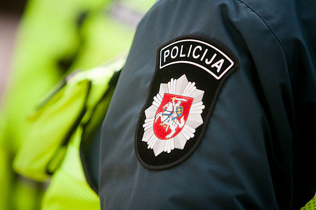  Klaipėdos kriminalistai, bendradarbiaudami su Estijos pareigūnais, baigė tyrimą dėl didelės vertės ąžuolo gaminių vagystės