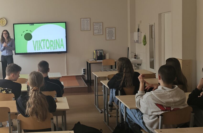  Gargždų „Vaivorykštės“ gimnazijos abiturientės kvietė pažaisti ir pažinti save