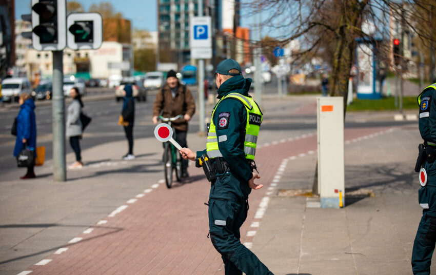  Klaipėdos policijos pareigūnai tikrino ar laikosi taisyklių važiuojantys dviračiais ir paspirtukais