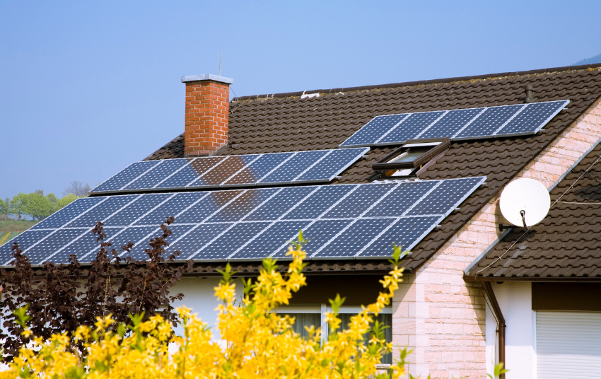  Saulės elektrinių savininkams galimybė įsigyti elektros energijos kaupiklius