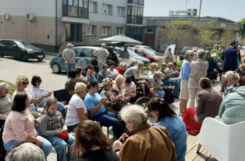  Gargžduose prie bibliotekos mezgė 110 mezgėjų