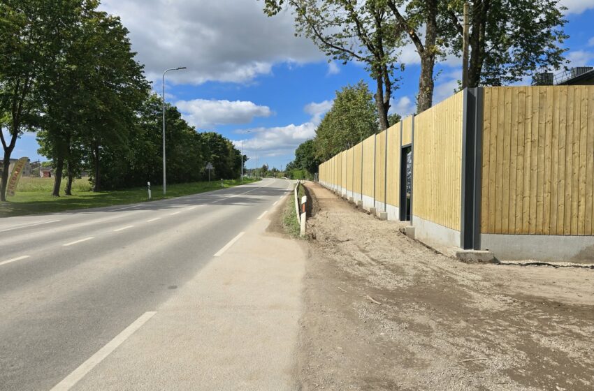  Prie Ketvergių pagrindinės mokyklos pastatyta garsą slopinanti sienelė