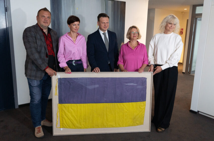  Iš Bachmuto fronto atnešta ukrainiečių vėliava perduota Lietuvos nacionaliniam muziejui