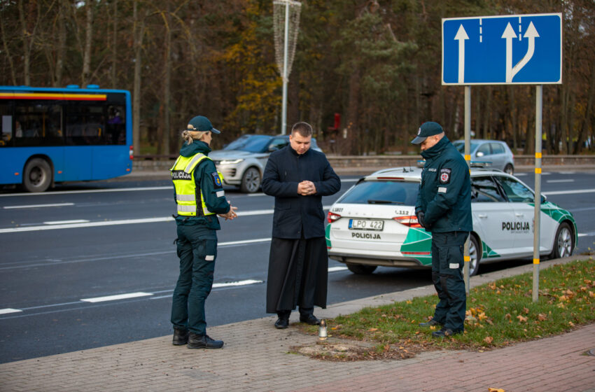  Klaipėdos apskrities kelių policijos pareigūnai žvakelėmis pagerbė žuvusiuosius per eismo įvykius
