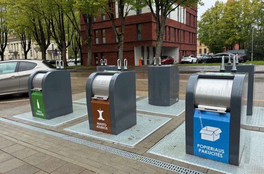  Atvykę į pajūrį pamiršta rūšiuoti: maisto atliekų konteineryje randa net šašlykinių, palapinių ir sėdmaišių