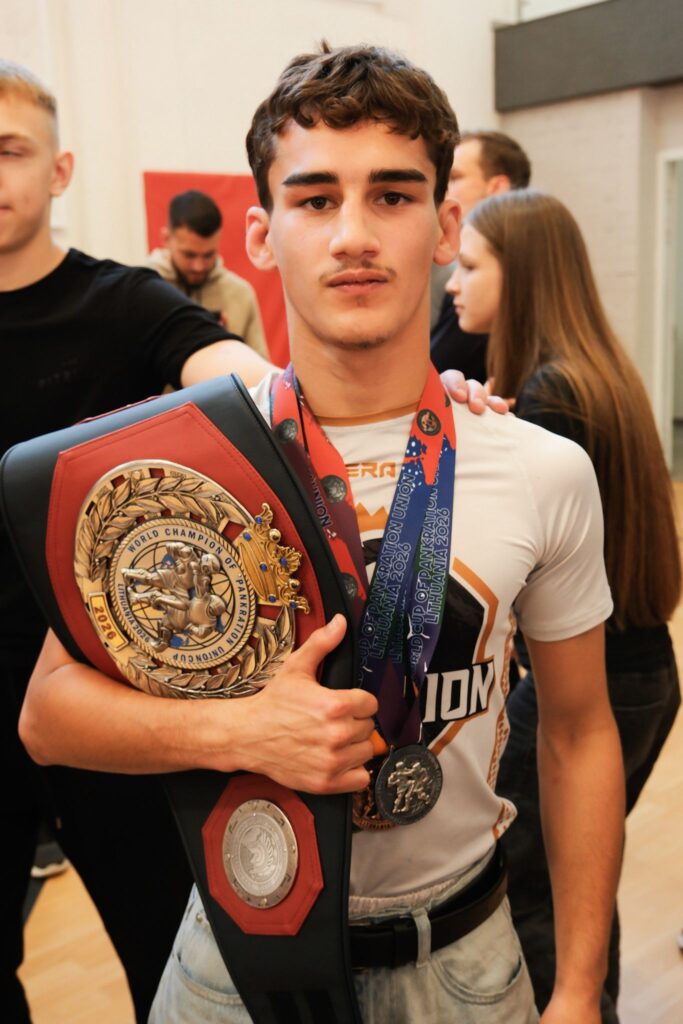 Akiratyje dituviškiui – pasaulio pankrationo čempiono diržas 2026 7854 akiratyje iustitia. Bg šalčininkėliuose surengtose antikinės olimpinės kovinės sporto šakos – pankrationo – pasaulio taurės varžybose dalyvavęs dituvos aleksandro teodoro kuršaičio pagrindinės... Dituviškiui – pasaulio pankrationo čempiono diržas 2026 2026-06-22 13:30:25 teisingumas - iustitia. Bg akiratyje