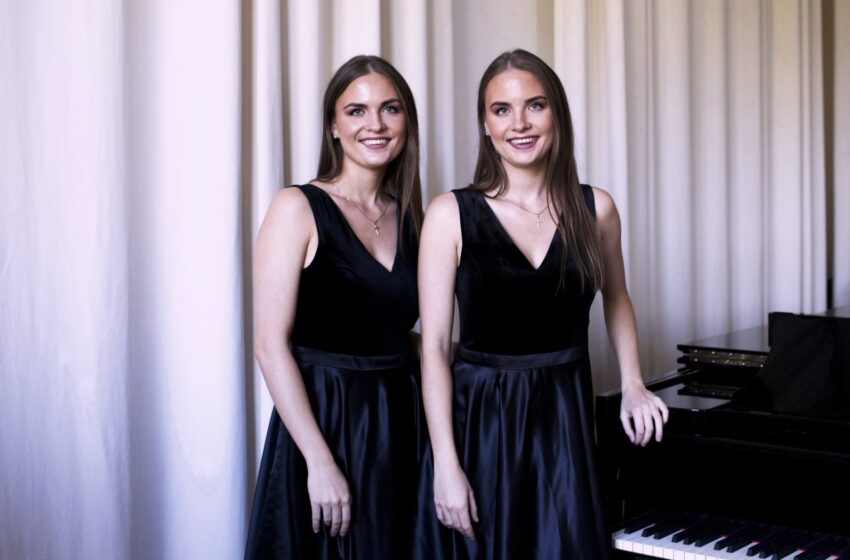  Tokį duetą išgirsite retai: vienu fortepijonu kartu skambins seserys dvynės Petkūnaitės