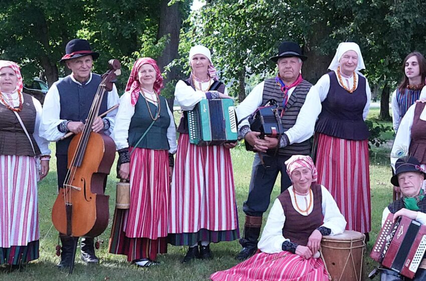  Tautėni kuostiuma rēk muokietė išaustė, pasiūtė ėr nešiuotė