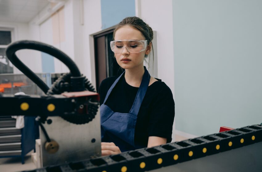  Gamybos sektoriuje dirbančios moterys neigia mitą apie „vyrišką“ darbą: geras specialistas neturi lyties  