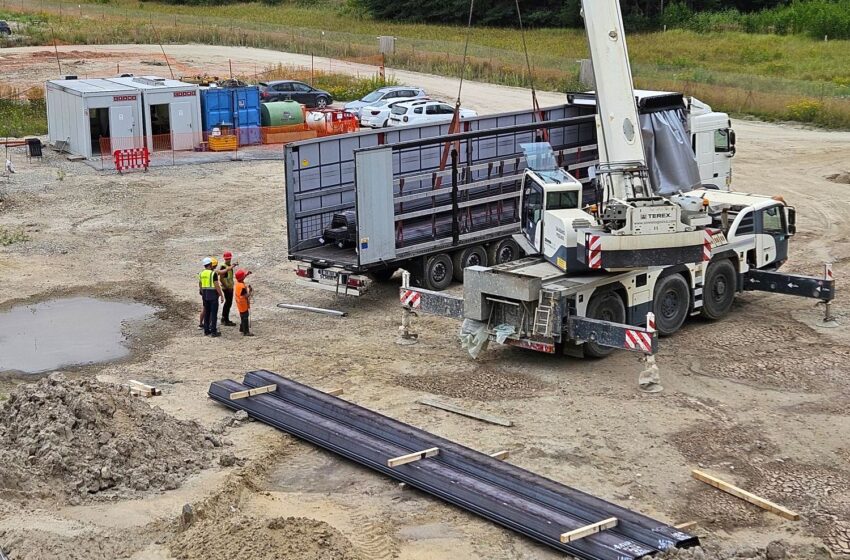  „Rail Baltica“ tilto per Nerį statyboms atvežtos spraustasienės – pradėtas naujas statybų etapas