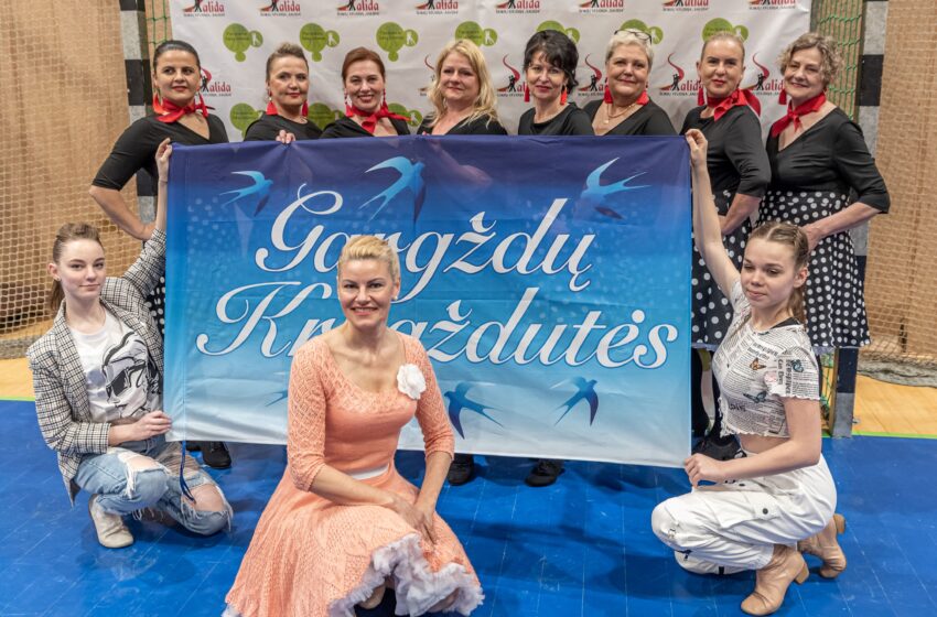  Kalėdas pasitinka ir dainomis, ir šokiais, ir ledinėmis maudynėmis
