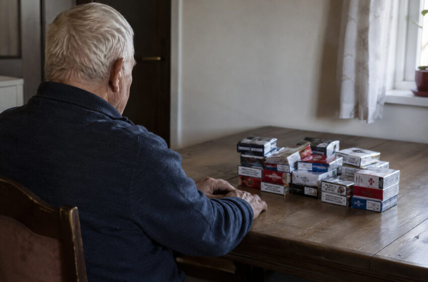  Pensininko namuose – tūkstančiai pakelių kontrabandinių cigarečių ir pinigai