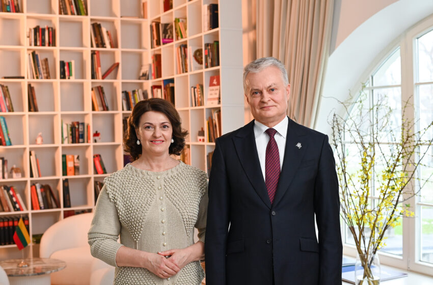  Lietuvos Respublikos Prezidento Gitano Nausėdos ir ponios Dianos Nausėdienės sveikinimas Lietuvos žmonėms šv. Velykų proga