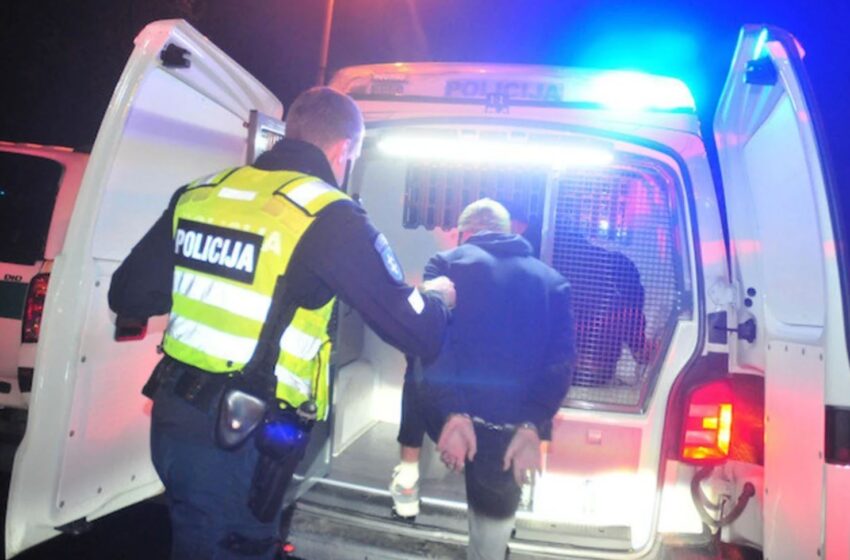  Šaltąjį ginklą – teleskopinę lazdą – vyras tikino radęs parke