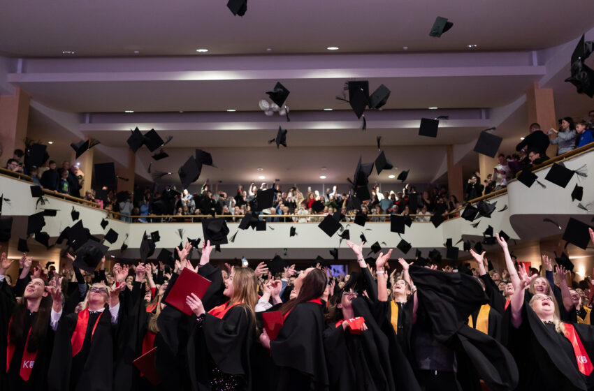  Iškilmingoje šventėje įteikti diplomai Klaipėdos universiteto 35 laidos absolventams