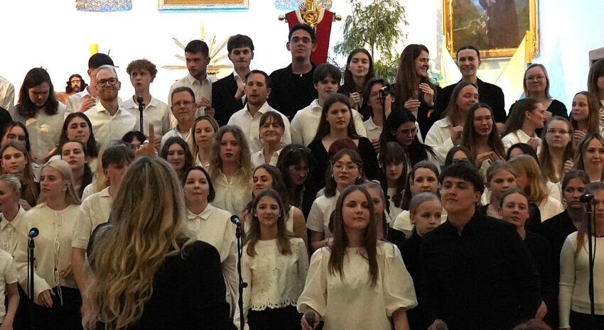  Gargždų bažnyčią užliejo gospelo muzika