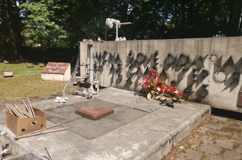  Gargžduose naikinamas sovietinis paminklas