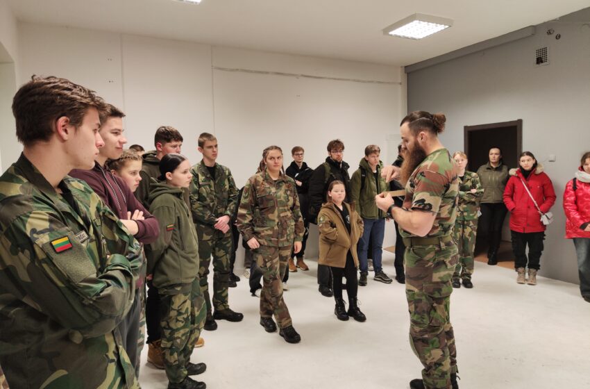  Gargžduose jaunieji šauliai mokėsi gaminti apkasų žvakes