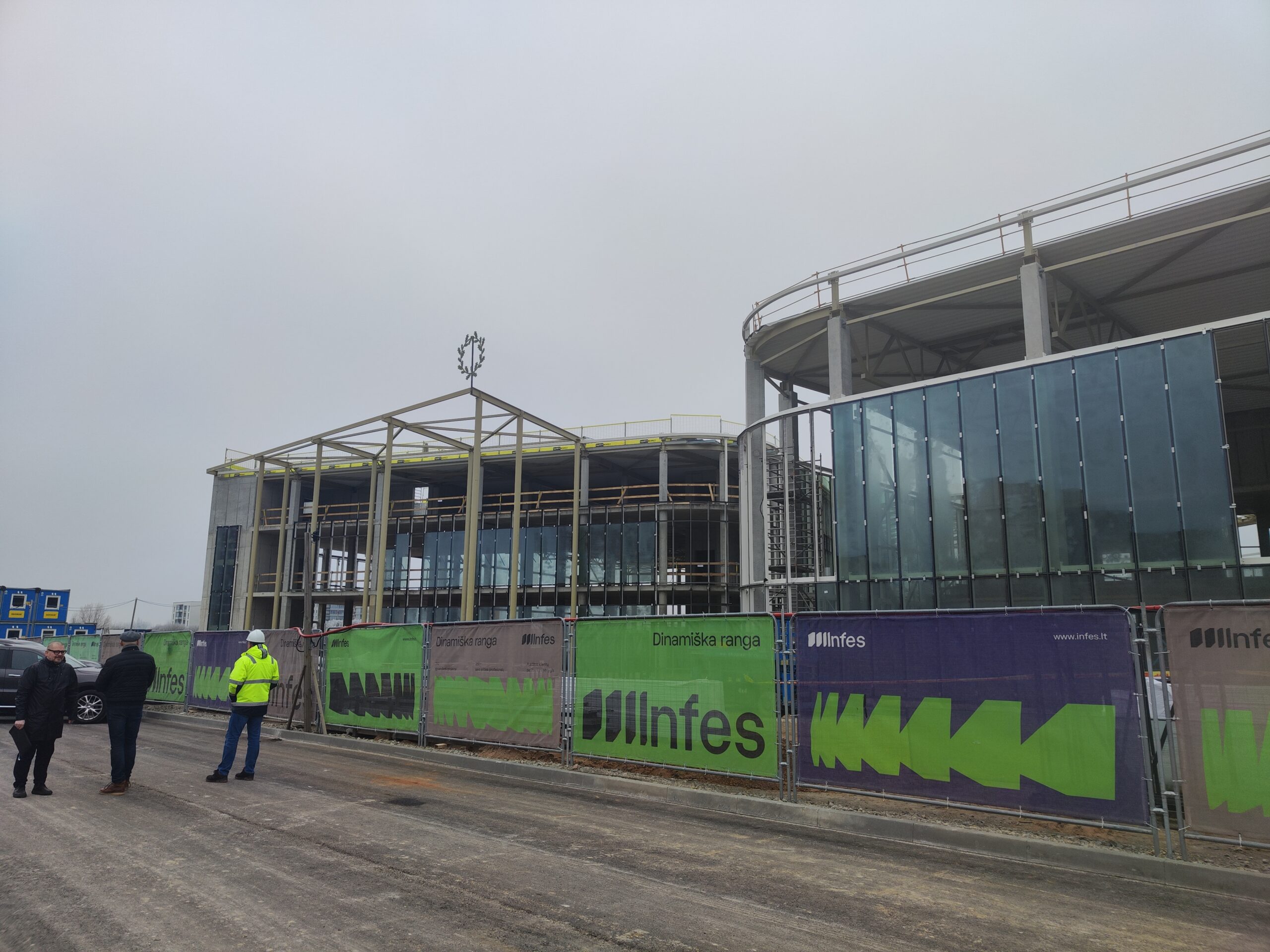 The builders of the Gargždai sports and entertainment complex honored the Lithuanian tradition of raising the graduation wreath