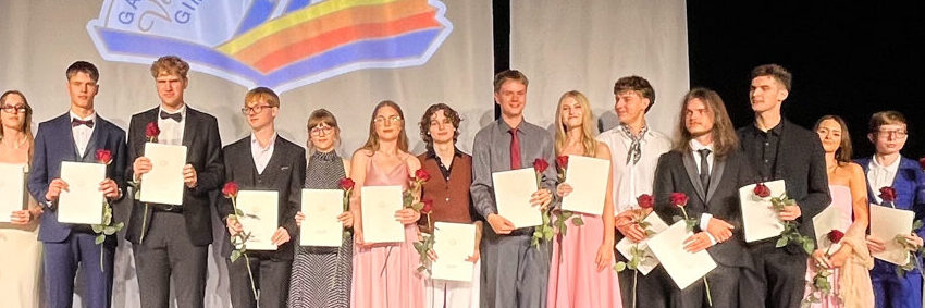  „Vaivorykštės“ gimnazijos džiaugsmas brandos atestatų ceremonijoje: pasiektas aukščiausių įvertinimų rekordas – net 52 šimtukai