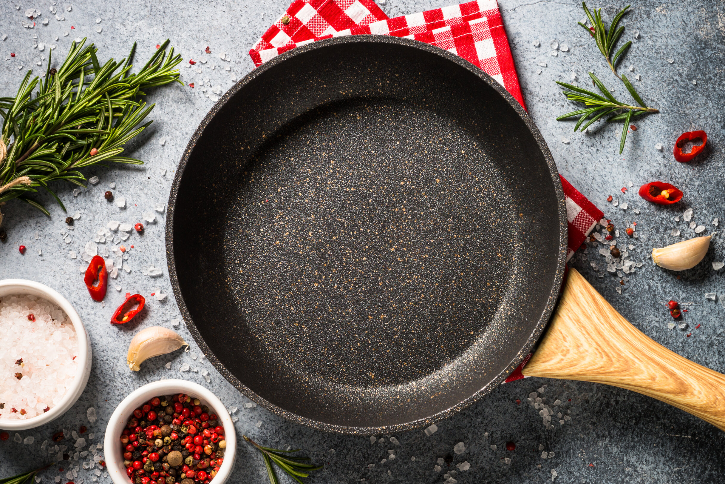 Watch out if you happen to prepare dinner in a scratched pan: here is why it is unhealthy to your well being