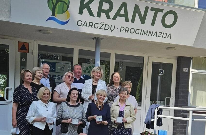  Buvę Gargždų 2-osios vidurinės mokyklos abiturientai po 50 metų vertė prisiminimų puslapius
