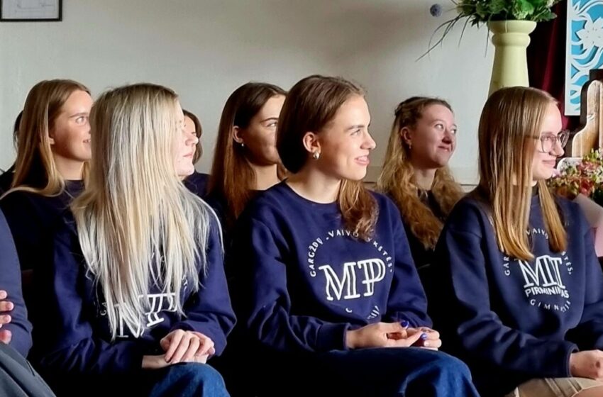  „Vaivorykštės“ gimnazijoje – naujos lyderystės pradžia: inauguruota Mokinių tarybos pirmininkė