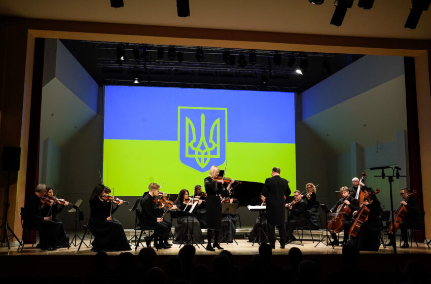  Smuikininkė iš Ukrainos M. Kotorovych Klaipėdos koncertų salėje atliko jausmingą kūrinį