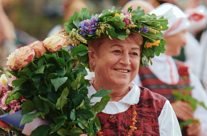  48-eri choreografės Birutės Oželienės darbo metai tautinio šokio žingsniu: