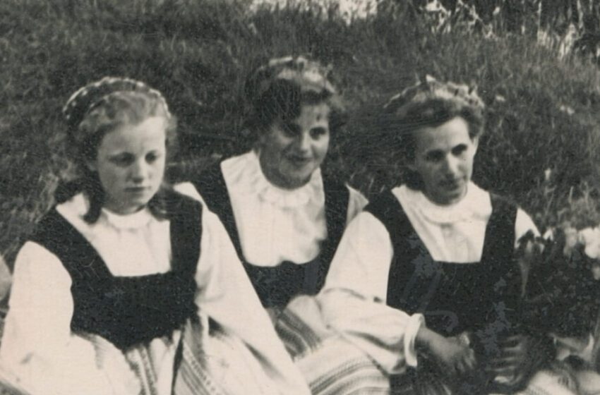  Bibliotekos fotolobyne – Dainų šventės Gargžduose