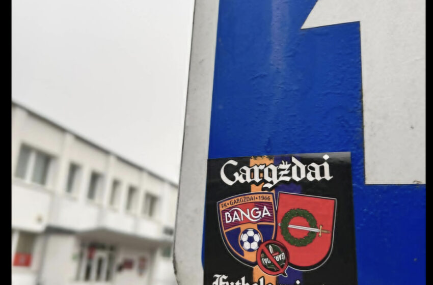 Neteisėti reklaminiai lipdukai ant kelio ženklų užtraukia nemažas baudas