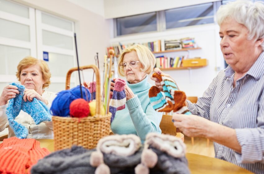  Akcija „Šilti linkėjimai nuo Močiutės“ kviečia senjorus megzti kojines vienišiems vaikams